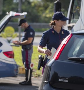 Roma GRA, giro di vite della Stradale sull'uso del cellulare alla guida e l'utilizzo delle corsie d'emergenza