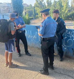 Roma Eur, controlli al Laurentino 38, con l'ausilio di un elicottero e dei paracadutisti del Tuscania, 5 arresti