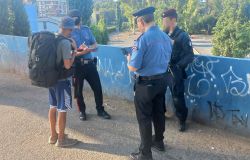 Roma Eur, controlli al Laurentino 38, con l'ausilio di un elicottero e dei paracadutisti del Tuscania, 5 arresti