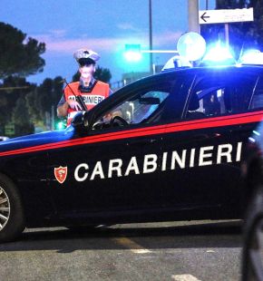 Roma, in manette tre peruviani, imbrattano un Taxi e minacciano il conducente, all'arrivo dei Carabinieri li aggrediscono