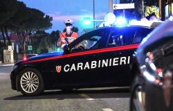 Roma, in manette tre peruviani, imbrattano un Taxi e minacciano il conducente, all'arrivo dei Carabinieri li aggrediscono
