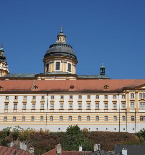 Viaggio nella Wachau: la magia di Melk tra vicoli senza tempo e il fascino barocco dell'abbazia Viaggio nella Wachau: la magia di Melk tra vicoli senza tempo e il fascino barocco dell'abbazia