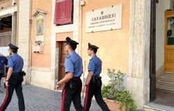 Roma, influencer picchiato per aver salvato un turista dalla truffa delle tre campanelle
