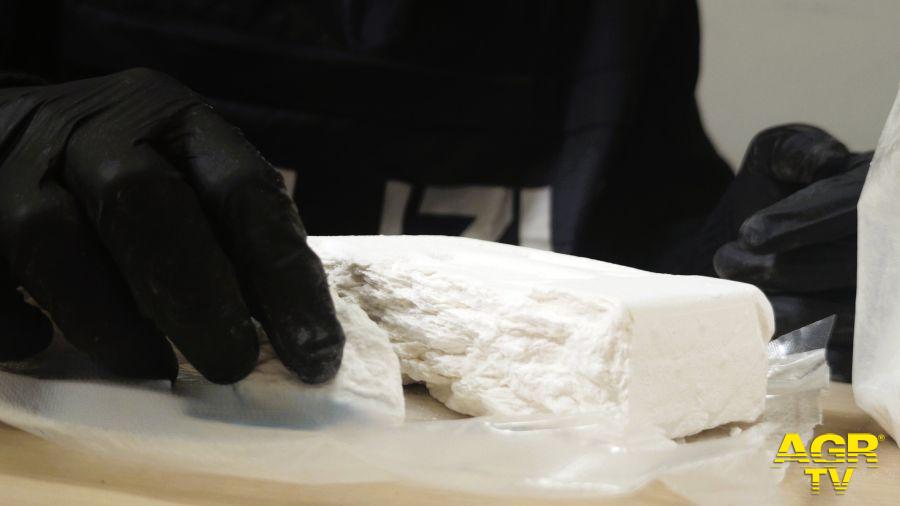 Polizia droga recuperata in un tombino Polizia droga recuperata in un tombino