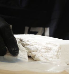 Roma, retata di pusher, droga recuperata in un tombino e dosi nascoste nel verde, 8 arresti Roma, retata di pusher, droga recuperata in un tombino e dosi nascoste nel verde, 8 arresti