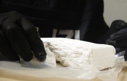 Roma, retata di pusher, droga recuperata in un tombino e dosi nascoste nel verde, 8 arresti