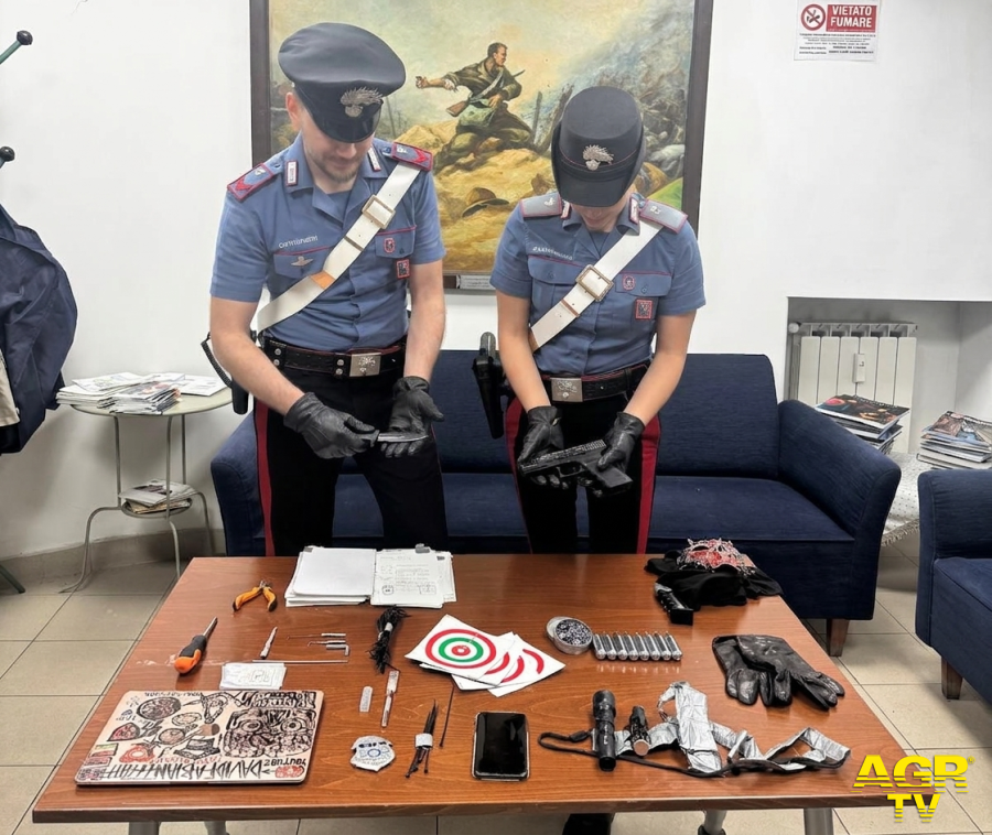 Carabinieri Prati_La_pistola_ad_aria_compressa_e_altro_materiale_sequestrato Carabinieri Prati_La_pistola_ad_aria_compressa_e_altro_materiale_sequestrato