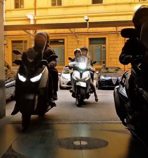 Roma, giro di vite sullo spaccio, dalla vendita di droga tra i turisti ai pit stop in auto, 4 arresti della Polizia