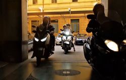 Roma, giro di vite sullo spaccio, dalla vendita di droga tra i turisti ai pit stop in auto, 4 arresti della Polizia