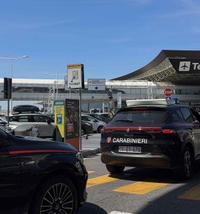 Fiumicino Aeroporto denunciato dai Carabinieri americano in mutande al check-in, 20 mila euro di sanzioni a NCC ed abusivi