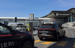 Fiumicino Aeroporto denunciato dai Carabinieri americano in mutande al check-in, 20 mila euro di sanzioni a NCC ed abusivi