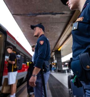 Stazione Termini, due rapine in sei giorni nello stesso negozio: la Polizia Ferroviare incastra il rapinatore grazie ai dinari libici