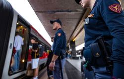Stazione Termini, due rapine in sei giorni nello stesso negozio: la Polizia Ferroviare incastra il rapinatore grazie ai dinari libici