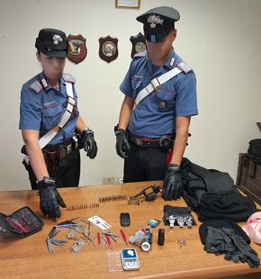 Acilia, era ai domiciliari ma aveva un revolver rubato ed equipaggiamento per rapine, in manette 58enne