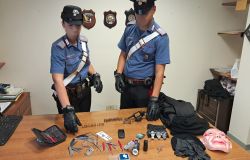 Acilia, era ai domiciliari ma aveva un revolver rubato ed equipaggiamento per rapine, in manette 58enne