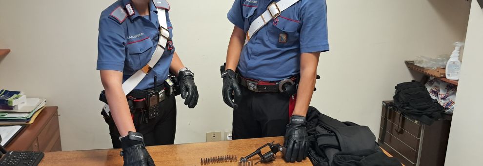 Acilia, era ai domiciliari ma aveva un revolver rubato ed equipaggiamento per rapine, in manette 58enne Acilia, era ai domiciliari ma aveva un revolver rubato ed equipaggiamento per rapine, in manette 58enne