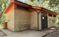 Ostia, bagni pubblici chiusi a Castelfusano, FdI vuole vederci chiaro: richiesta di accesso agli atti sui lavori di ristrutturazione