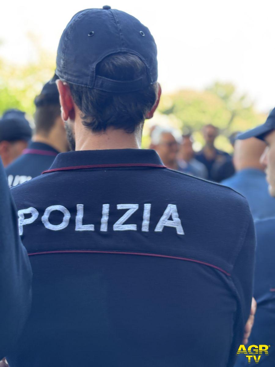 Polizia agenti intervenuti furti auto in sosta Polizia agenti intervenuti furti auto in sosta