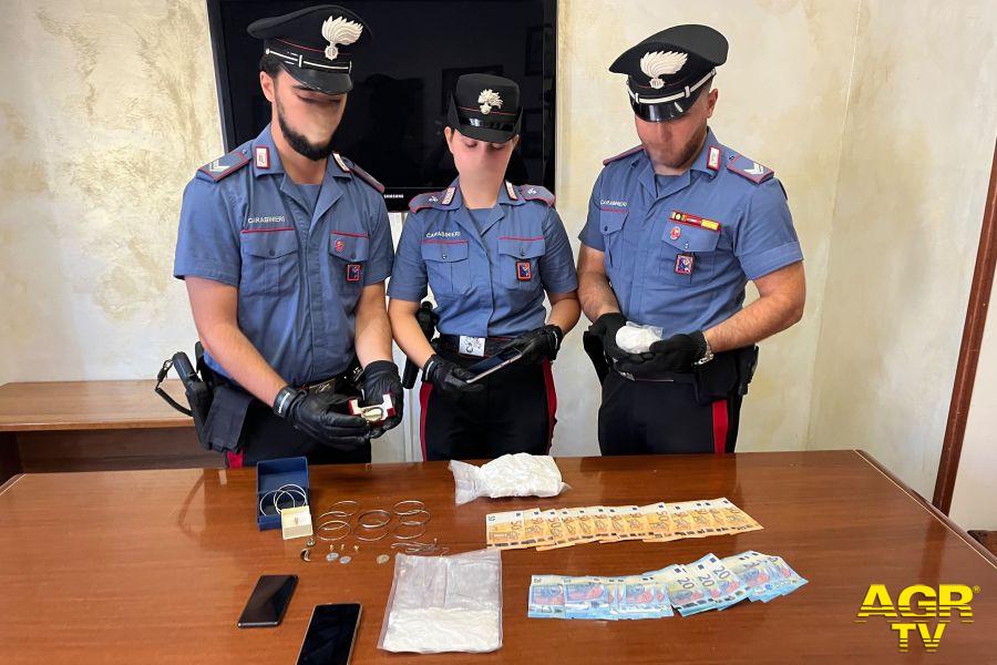 Carabinieri Ostia il denaro ed i gioielli recuperati e restituiti alla vittima Carabinieri Ostia il denaro ed i gioielli recuperati e restituiti alla vittima
