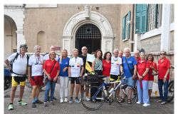 Veni, Vidi… by Bici 2026 ciclisti e sostenitori alla partenza ph credit Pino Rampolla