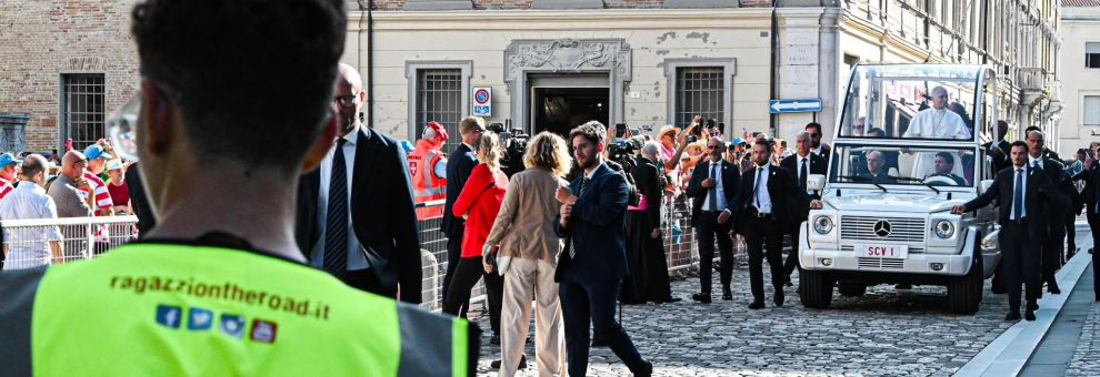Rimini, Quattro giovani “On The Road” con la Stradale al seguito di Leone XIV