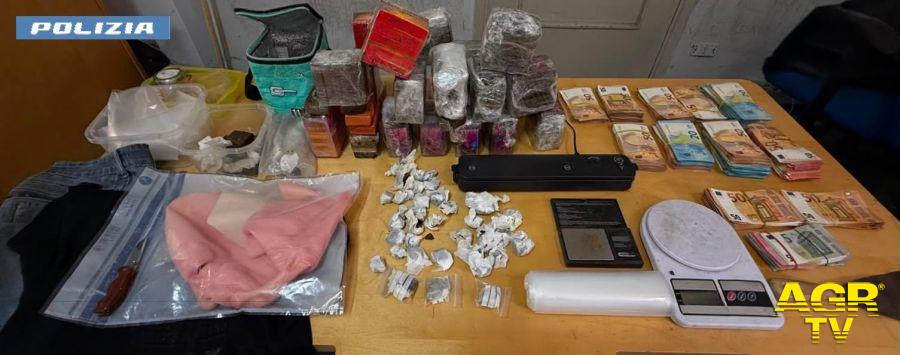 Polizia la maschera della rapina la droga sequestrata Polizia la maschera della rapina la droga sequestrata