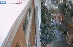 Rapinano un turista inglese di un orologio del valore di 20mila euro: la Polizia di Stato di Firenze ferma due cittadini stranieri di 19 e 22 anni.