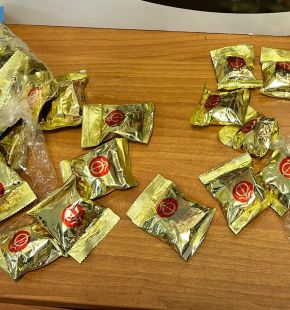 Aereoporto di Fiumicino, intercettata corriere della droga, sequestrati oltre 5 kg. di cocaina