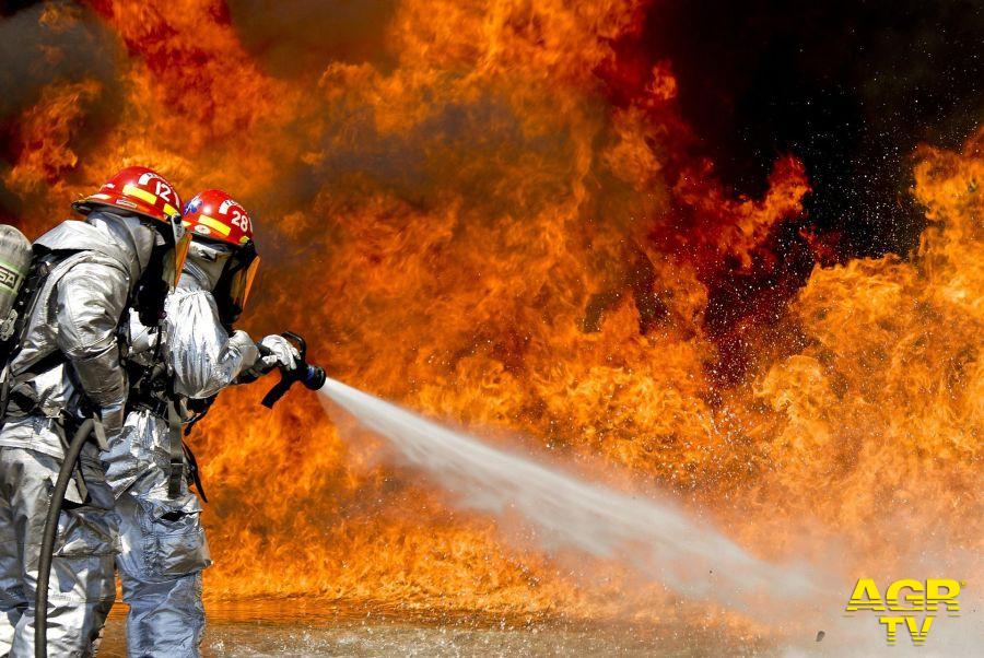 Vigili del fuoco in azione foto pixabay Vigili del fuoco in azione foto pixabay