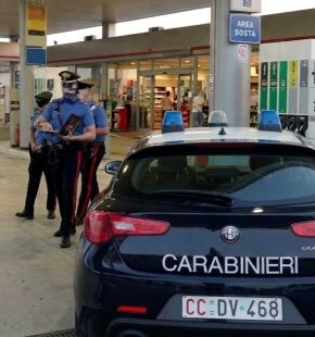 Dragona, caro carburanti, in manette 49enne che utilizzava carte di pagamento aziendali per fare il pieno