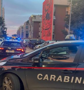 Roma, nigeriano scippa il cellulare ad una donna, bloccato dai passanti, arrestato dai Carabinieri