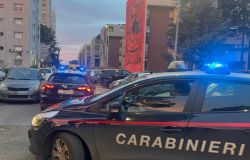 Roma, nigeriano scippa il cellulare ad una donna, bloccato dai passanti, arrestato dai Carabinieri