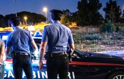 Roma Nord, sventato furto, arrestata una donna dopo un inseguimento, caccia ai due complici