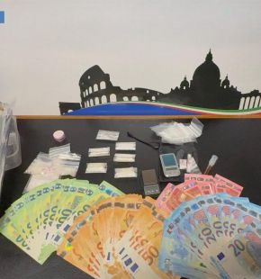 Roma, droga nascosta ovunque, da una libreria ai cassetti di casa, distribuendola tra gli attrezzi di cucina, 5 arresti