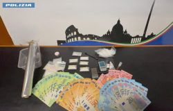 Roma, droga nascosta ovunque, da una libreria ai cassetti di casa, distribuendola tra gli attrezzi di cucina, 5 arresti