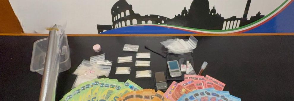 Roma, droga nascosta ovunque, da una libreria ai cassetti di casa, distribuendola tra gli attrezzi di cucina, 5 arresti