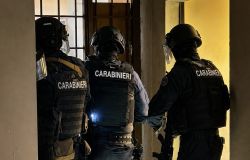 Pomezia, blitz nelle case popolari, 3 arresti per droga, 6 persone denunciate per furto energia elettrica