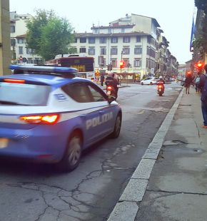 Strappa due collane d'oro ad un passante e un poliziotto libero dal servizio lo ferma