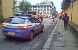 Strappa due collane d'oro ad un passante e un poliziotto libero dal servizio lo ferma