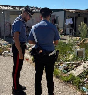 Roma, controlli dei Carabinieri nel campo nomadi di Castel Romano,  arrestato 27enne