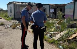 Roma, controlli dei Carabinieri nel campo nomadi di Castel Romano,  arrestato 27enne