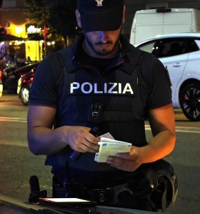 Lavinio, armati di spranga e coltello rapinano connazionale, arrestati dalla Polizia