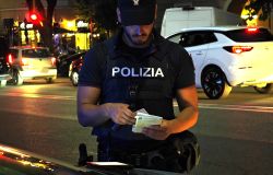 Lavinio, armati di spranga e coltello rapinano connazionale, arrestati dalla Polizia