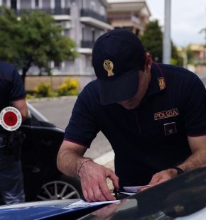 Roma Quarticciolo, droga nascosta nella vegetazione dei giardini, nei pali della luce e nelle tubature, 7 arresti della Polizia