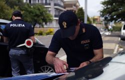 Roma Quarticciolo, droga nascosta nella vegetazione dei giardini, nei pali della luce e nelle tubature, 7 arresti della Polizia