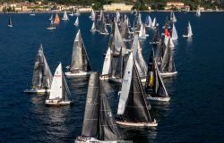 Vela, sul Garda oltre 100 imbarcazioni  al trofeo Gargnano