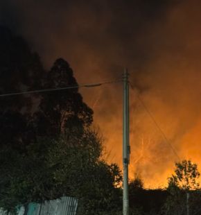 Inferno di fuoco a Dragoncello, fiamme vicino ai palazzi: riesplode la rabbia contro i terreni incolti e il nodo soccorsi Inferno di fuoco a Dragoncello, fiamme vicino ai palazzi: riesplode la rabbia contro i terreni incolti e il nodo soccorsi