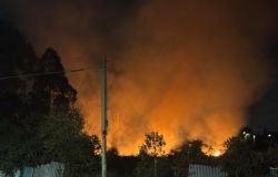 Inferno di fuoco a Dragoncello, fiamme vicino ai palazzi: riesplode la rabbia contro i terreni incolti e il nodo soccorsi