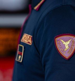 Roma, passava ore a fissarla dove lavorava, poi richieste insistenti di appuntamenti e telefonate, stalker arrestato Roma, passava ore a fissarla dove lavorava, poi richieste insistenti di appuntamenti e telefonate, stalker arrestato