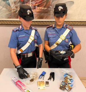 Anzio, pusher 21enne ai domiciliari, durante la fuga tenta di liberarsi della droga, sequestrato mezzo kg. di hashsh